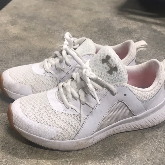 under armour white tennis shoes